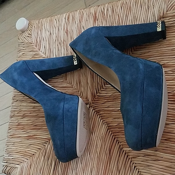 🆕️Michael Kors Navy Seude Pumps size 8 - Picture 6 of 7